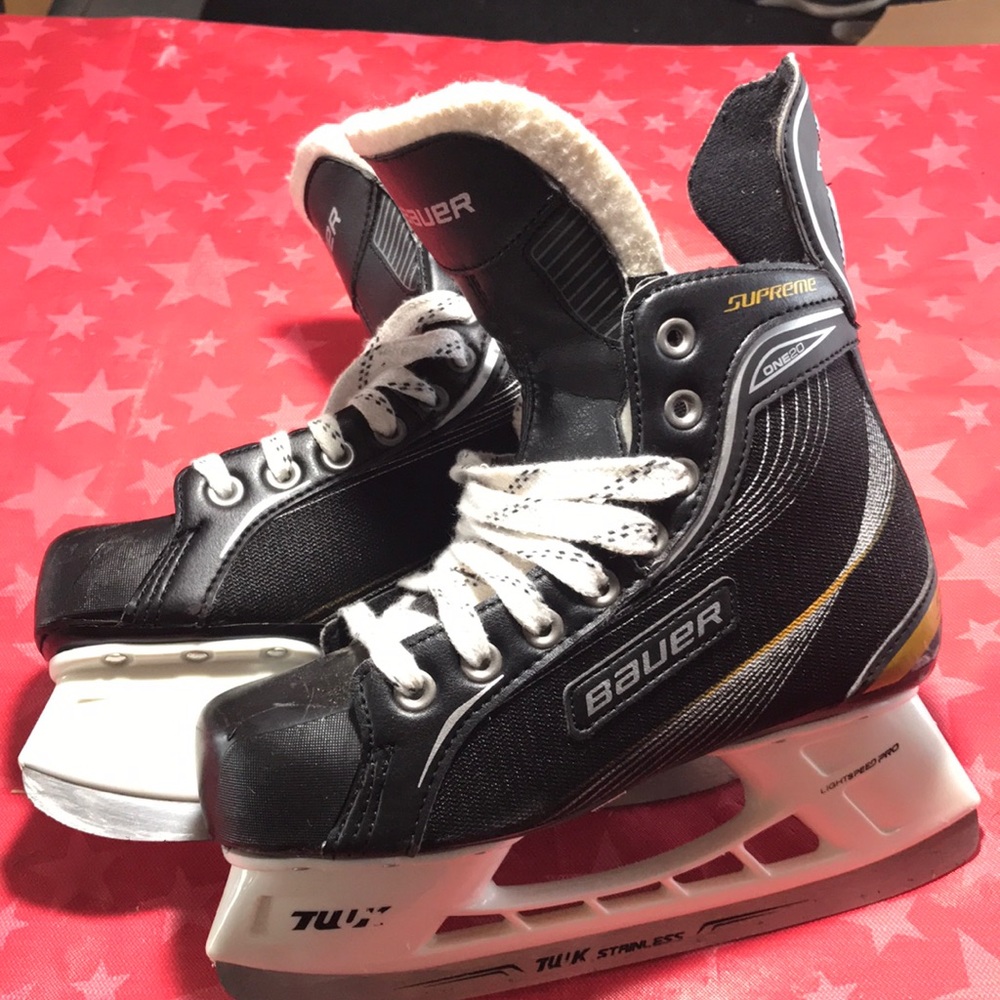 Youth hockey skates